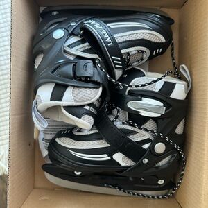 NWT Lake Placid kids ice skates with adjustable sizing 10-13. Black